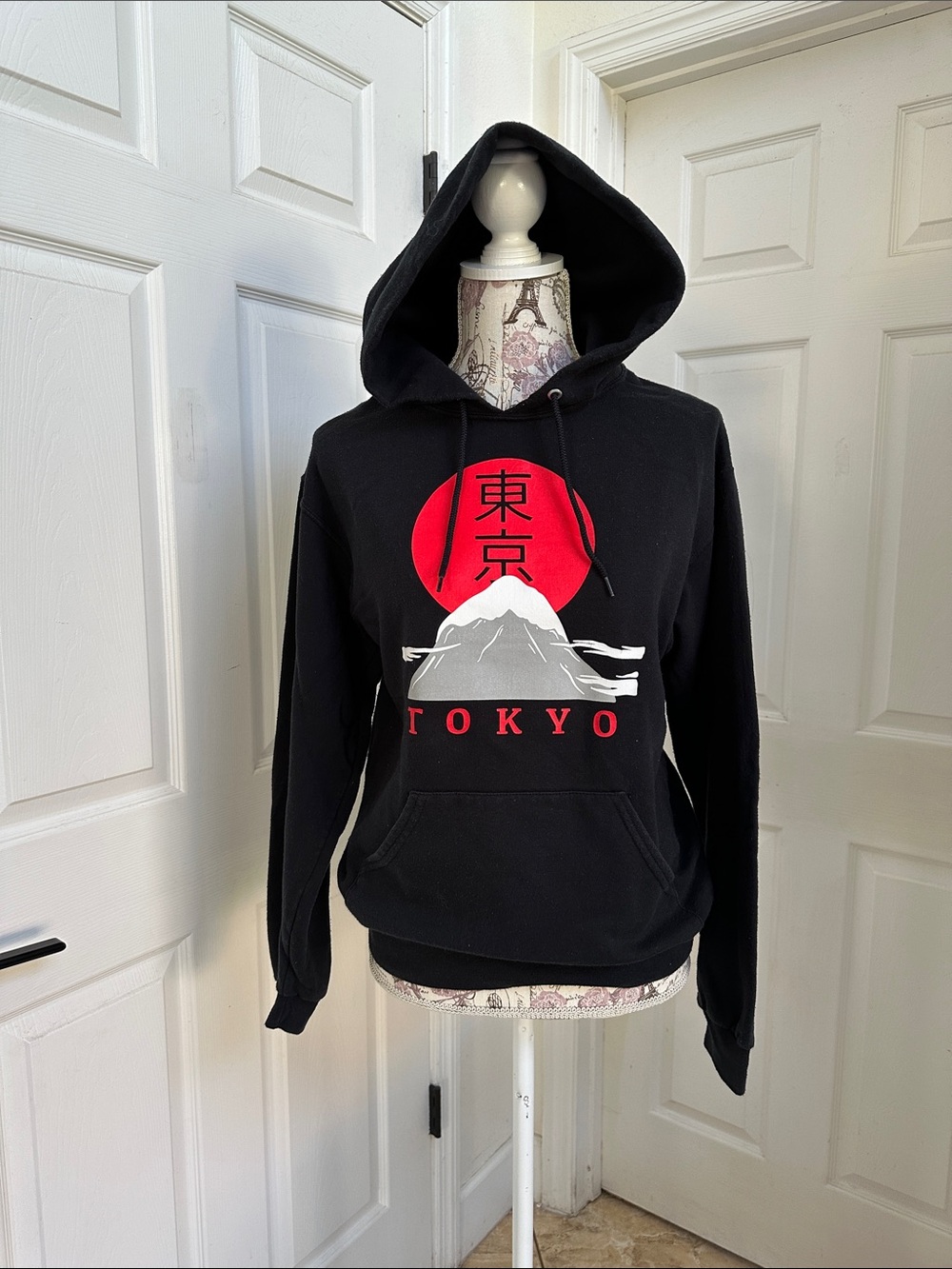 Bowery Supply Black Tokyo Graphic Pullover Fleece Hoodie Sweatshirt in Size S